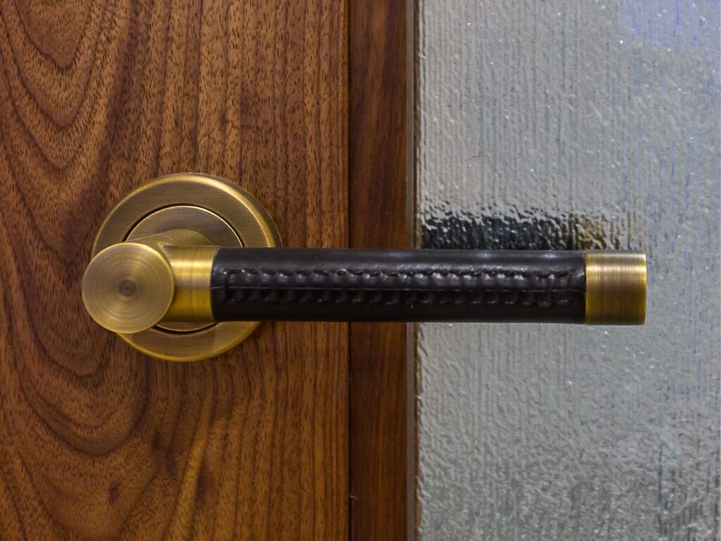 Turnstyle Designs Straight lever in Leather — Living Room