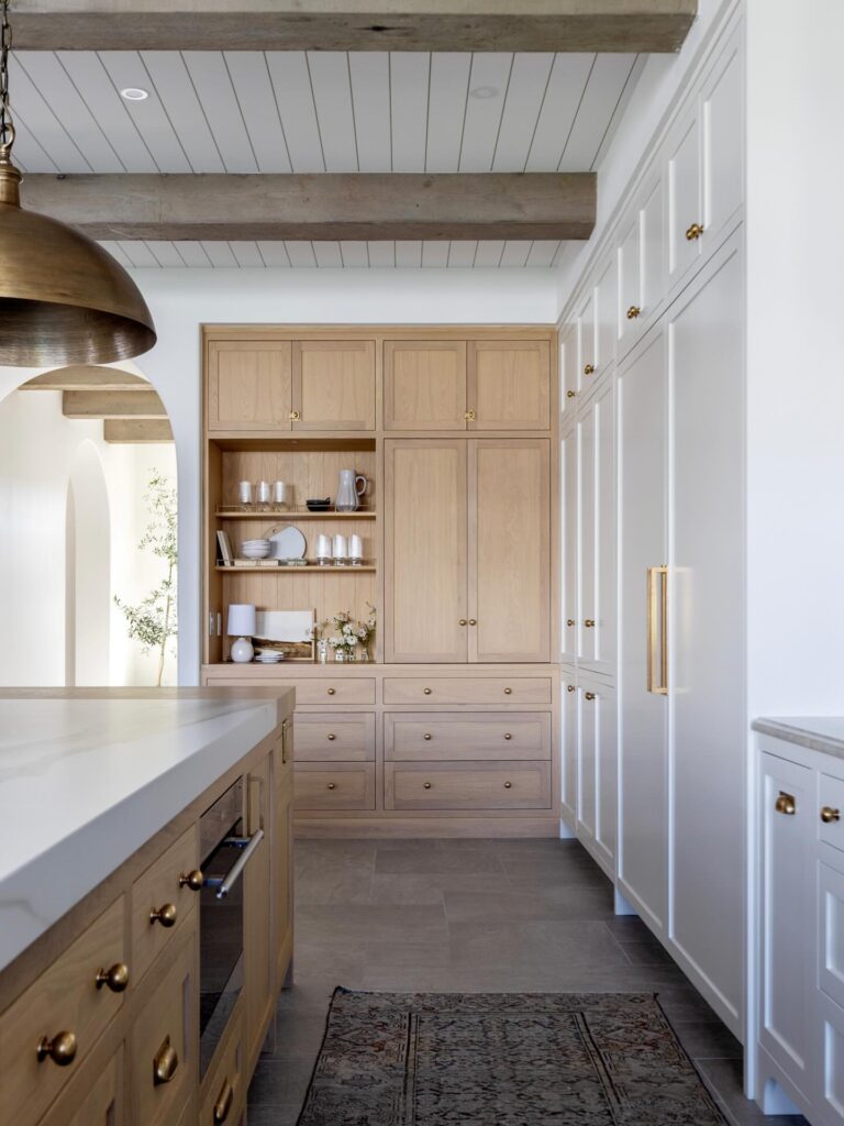 Open and closed storage, carefully balanced, in a kitchen by @damicidesign.