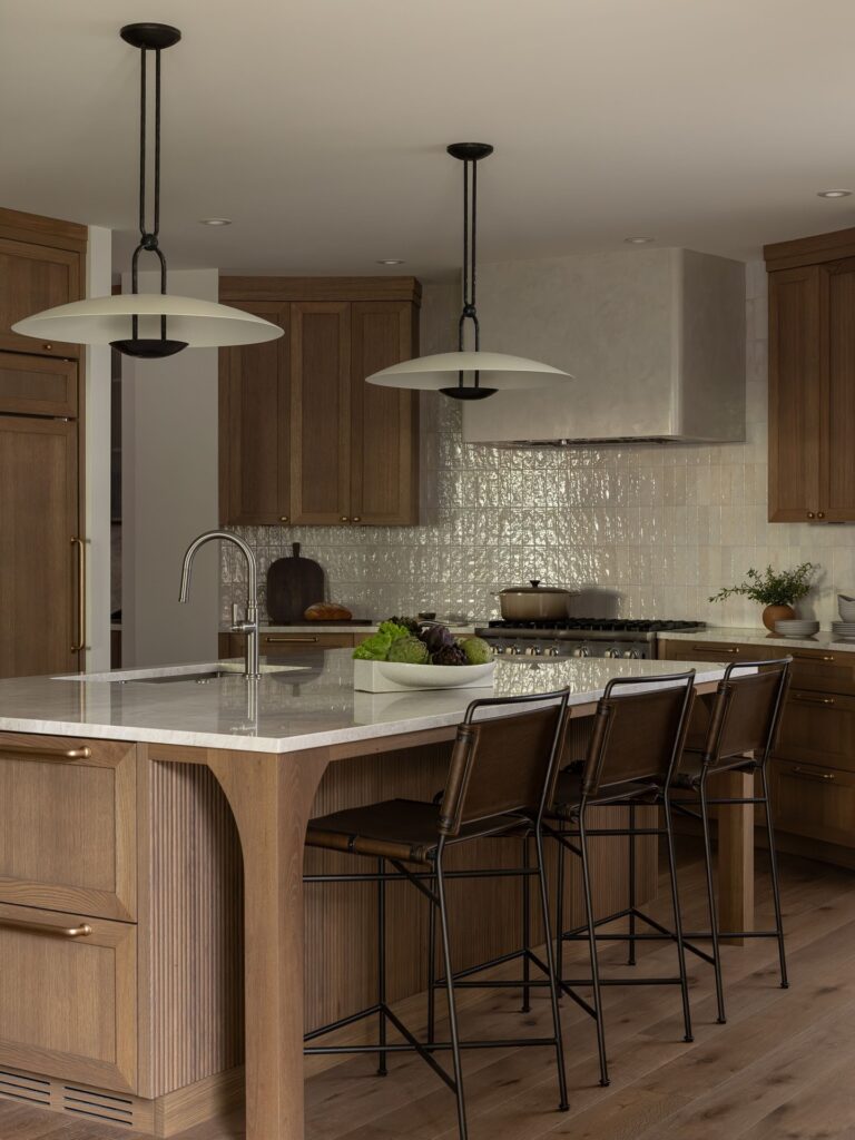 A curved wall, followed rather than fought. Kitchen by @jessicabremnerdesign.
